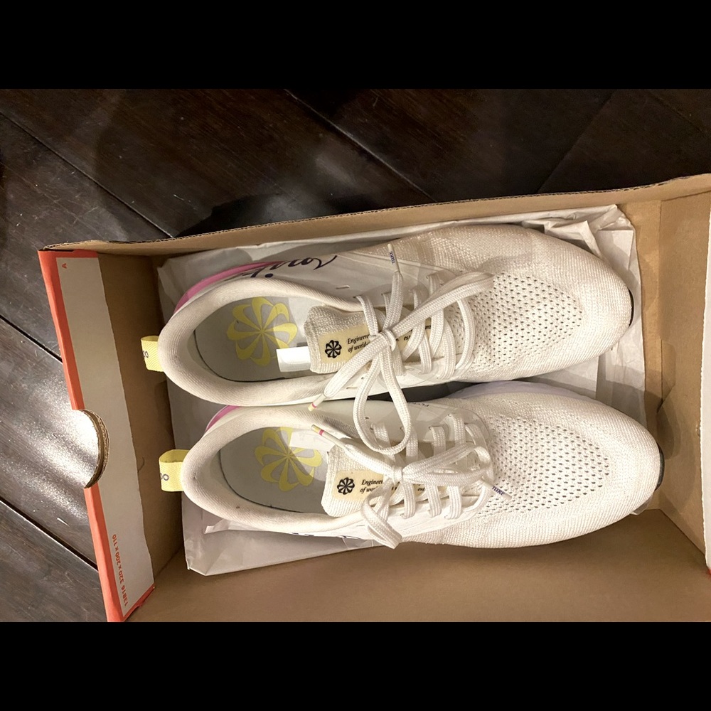 Nike women’s running shoe odyssey size 8.5
